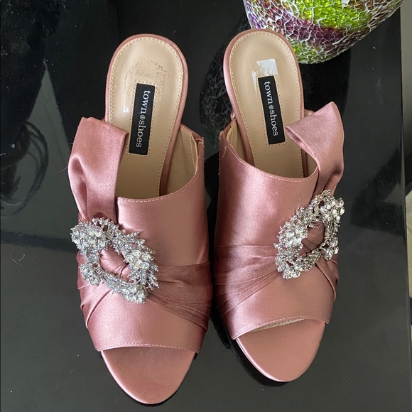 Stunning Town Shoes Rose Satin Heels with Rhinestone Accent - Picture 2 of 9